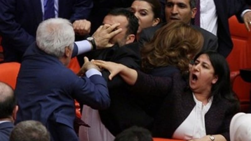 Меле в турския парламент! Депутати се сбиха заради .... (ВИДЕО)