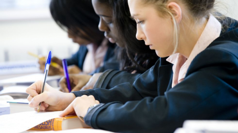 Британско училище забрани носенето на къси поли