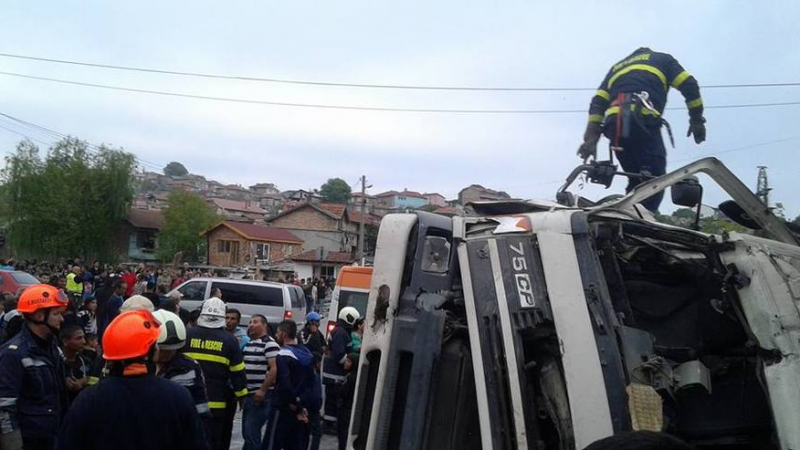 ВИДЕО от инцидента с камиона, който се вряза в баничарница във Варна