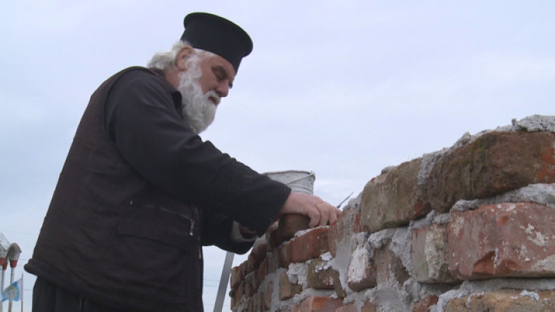 Свещеник от Димитровград става строител след литургия