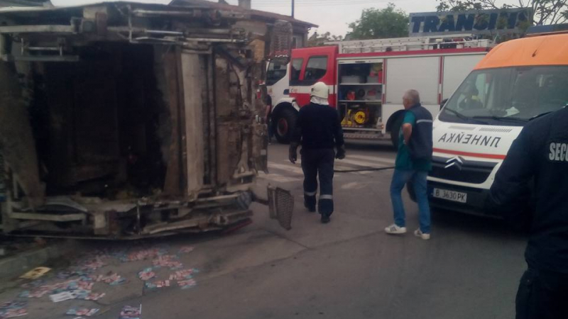 Извънредно и първо в БЛИЦ: Камион за боклук се заби в къща във Варна! (СНИМКИ)