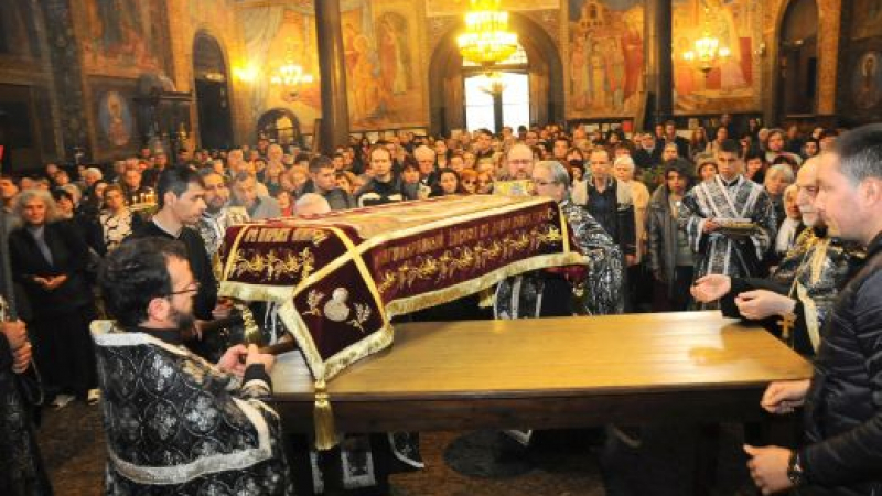 Репортаж в БЛИЦ: На Разпети петък - изнесоха Христовата плащеница в София (СНИМКИ)