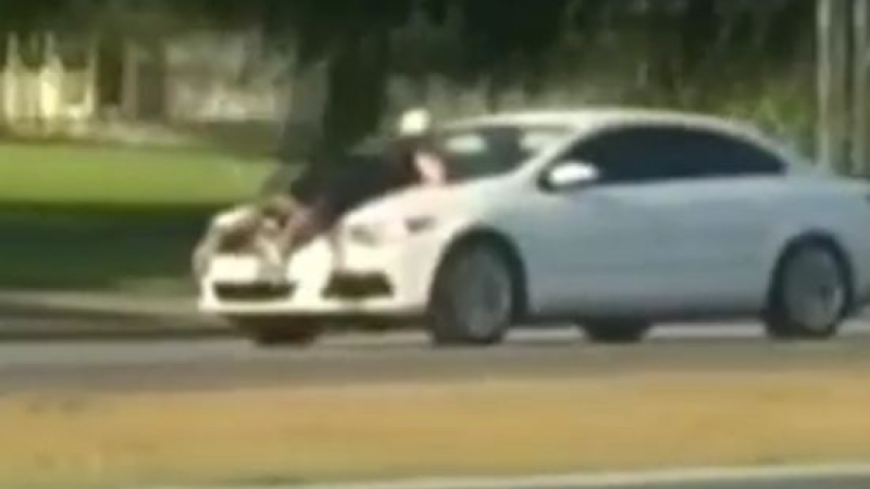 Безрасъдно! Мъж скочи върху капака на движеща се кола по време на спор (ВИДЕО)