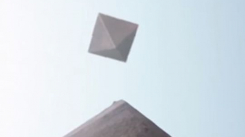 Мистерия! Над пирамидите в Гиза лети НЛО (ВИДЕО)
