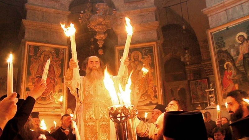 Благодатният огън слезе в храма Гроб Господен в Ерусалим 