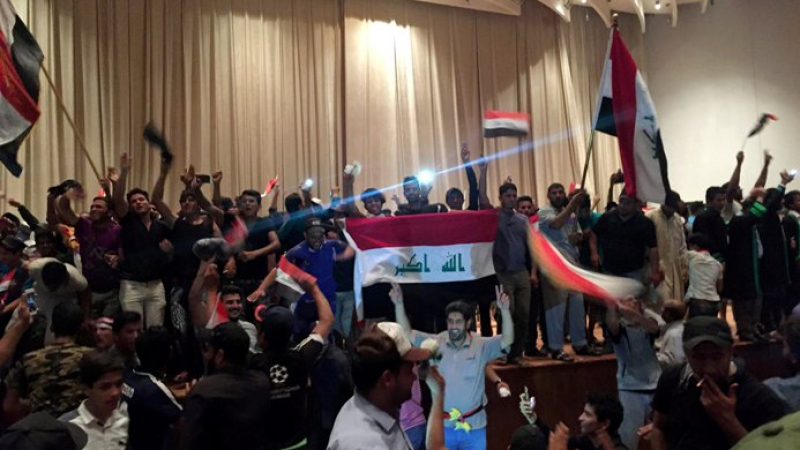 Напрежение в Ирак! Протестиращи нахлуха в парламента (СНИМКИ)