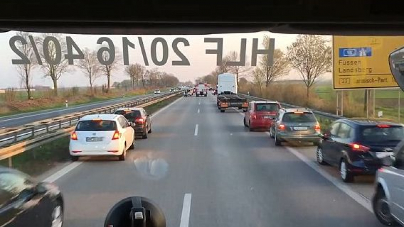 Междувременно в Германия: Вижте как културни шофьори правят път на линейка на магистрала (ВИДЕО)