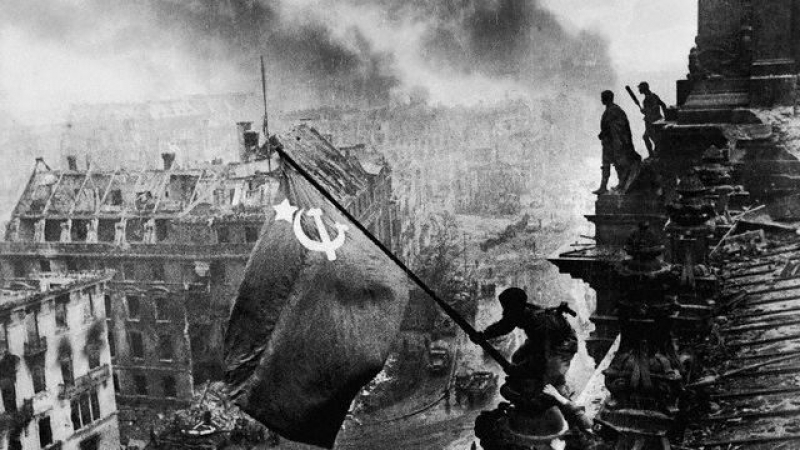 История: Неизвестни развяват първи знамето на Райхстага