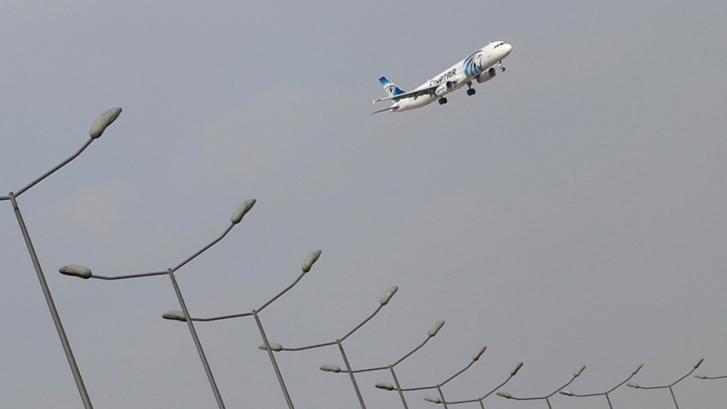 Мистерията се заплита: Защо има 2 часа дупка между изчезването на египетския самолет и изпращането на спасители