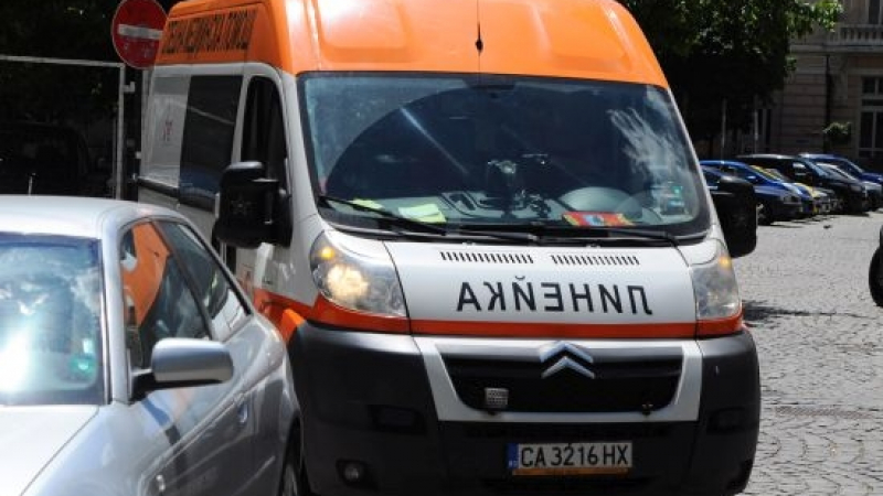 Сигнал в БЛИЦ! Пешеходци се млатиха на трамвайни релси в София