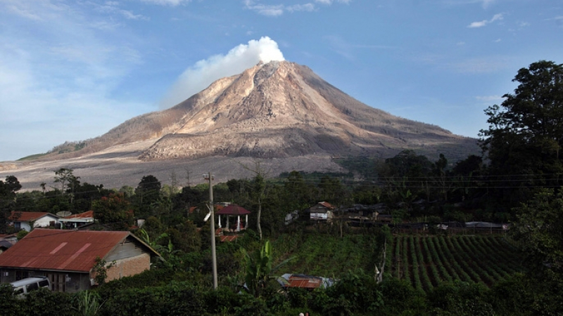 Ужасна смърт! Лава от вулкан изпепели шестима в Индонезия (СНИМКИ)