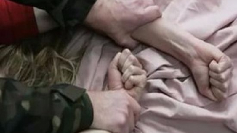 Секс скандал! 66-годишен даскал се гаври с 13-годишна ученичка в Казанлък