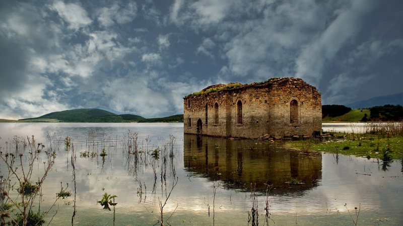 Феномен в Сливенско! „Потопената църква” отново се скри под водата