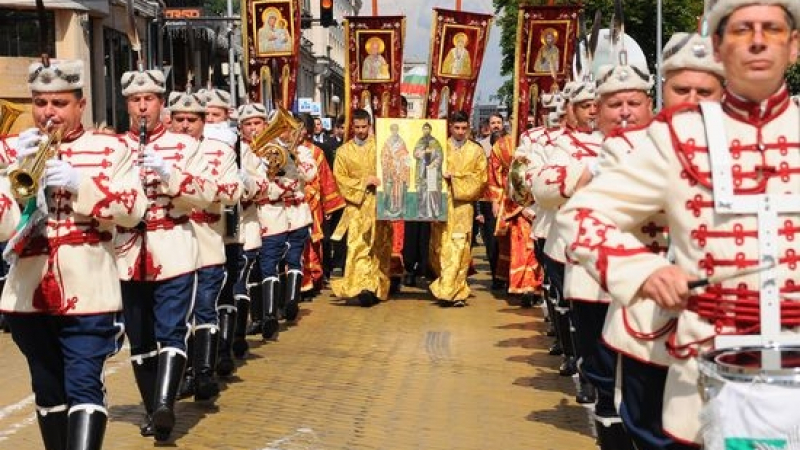 Празнично шествие за 24 май заля центъра на София (СНИМКИ)