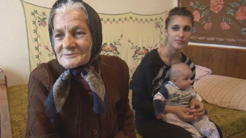 Една българка: 75-годишна баба гледа сама 9 внука и правнука, работи и допълнително