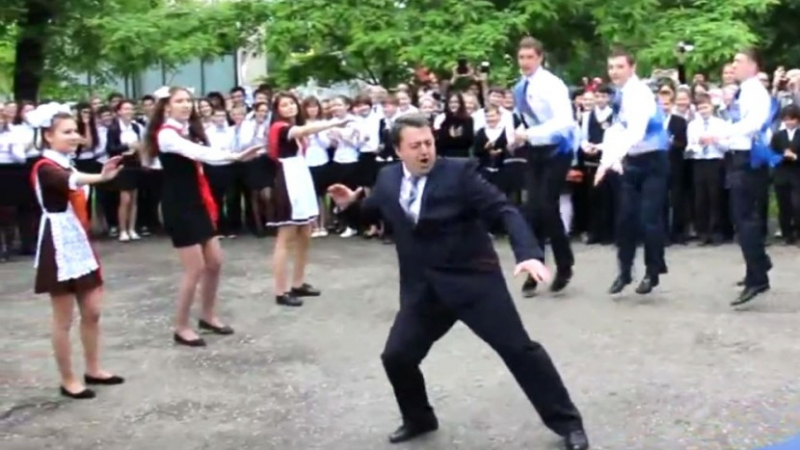 Школски директор взриви YouTube с танца си по случай края на учебната година