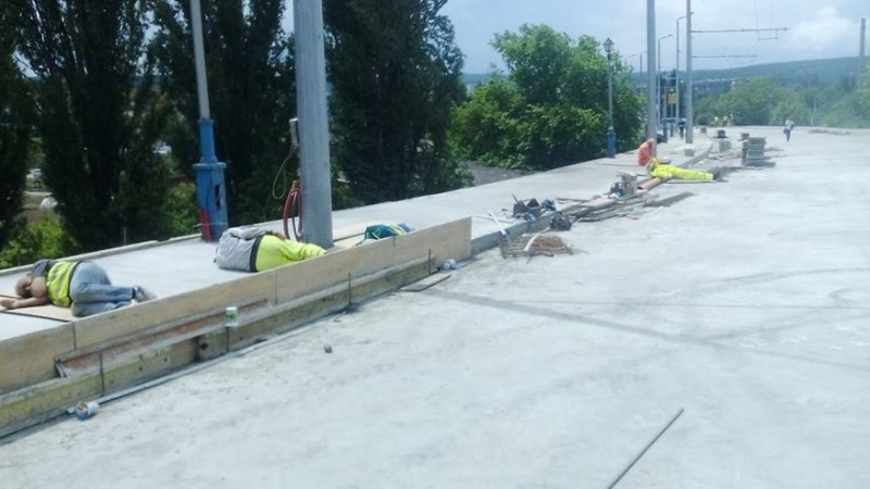 Скандално! Работници полегнаха на Аспаруховия мост във Варна