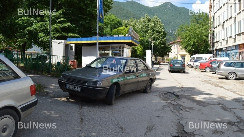 Наглост! Държавен служител паркира безобразно във Враца (СНИМКИ)