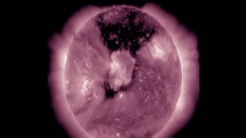 Учените от НАСА удивиха света! Заснеха най-голямата дупка в Слънцето (ВИДЕО)