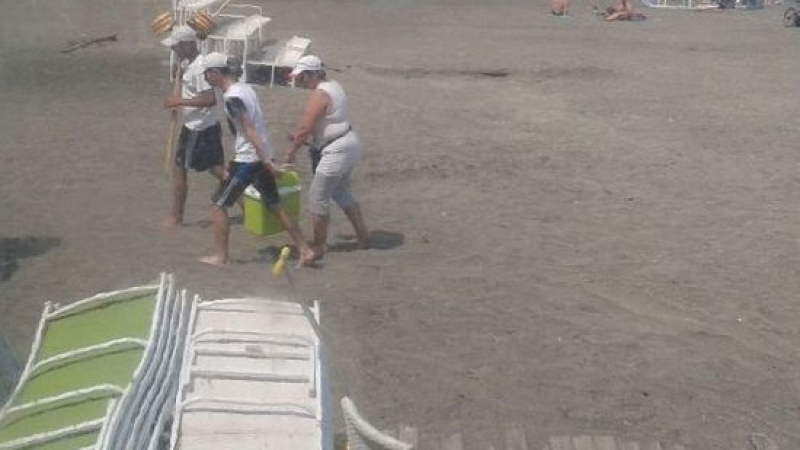 Започна се! Търговци на царевица и гевреци налазиха плажа в Бургас  (СНИМКИ)