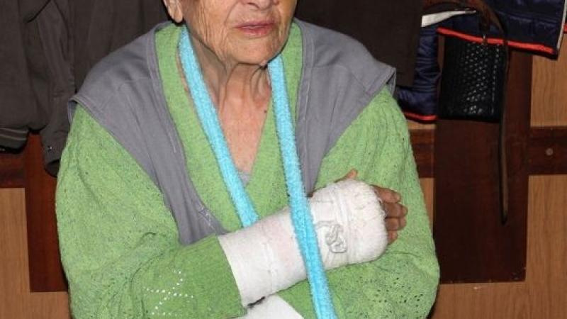 Жестока съседска война между две баби завърши в болницата