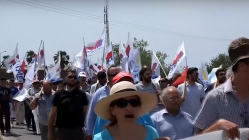 Недоволство: На остров Крит изгориха флагове на ЕС и НАТО