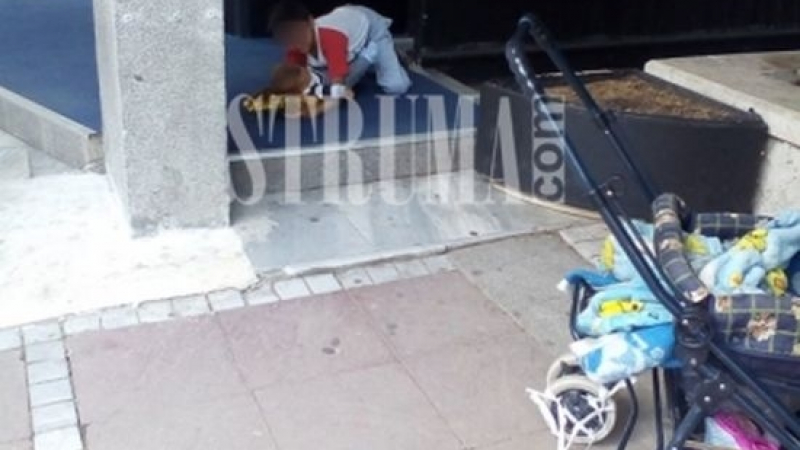 Бебе на 6 месеца и 4-годишното му братче с часове висят пред казино, докато майка им пилее парите от помощите (СНМИМКИ)