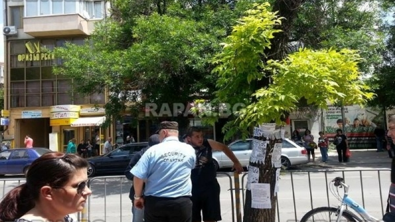 Вижте как граждани арестуваха крадец на пазара във Варна (ЕКСКЛУЗИВНИ СНИМКИ)