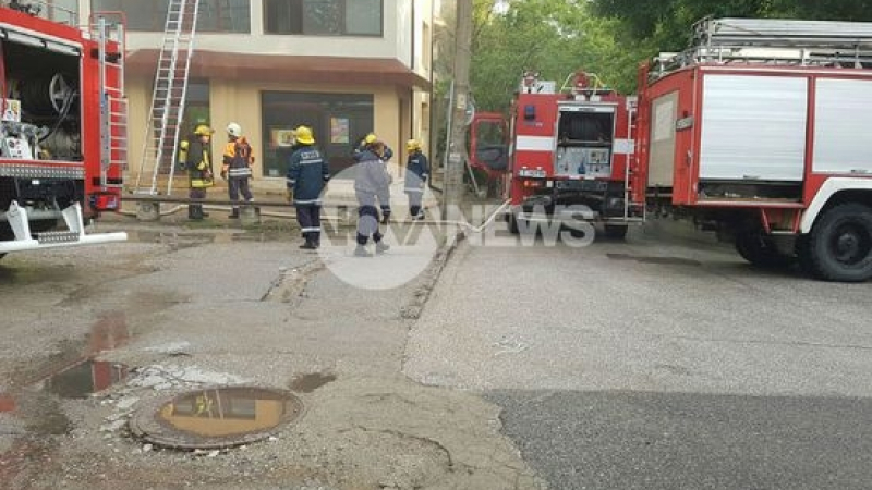 Мълния запали сграда в Хасково, пожарникари опитват извадят жена от огнения ад (СНИМКИ) 