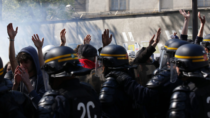 Сблъсъци и сълзотворен газ по време на протест в Париж (СНИМКИ/ВИДЕО)