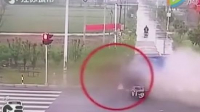 Мъж със скутер се спаси по чудо от връхлитащ го неуправляем камион (ВИДЕО)