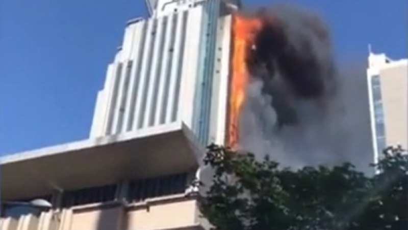 Смразяващи кадри от Китай! Огнени езици обхванаха небостъргач като на 11.09. в Ню Йорк (ВИДЕО)