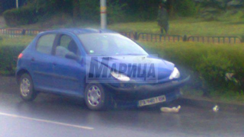 Меле в Пловдив! Шофьор се надъни в Пежо и получи епилептичен пристъп (СНИМКИ)