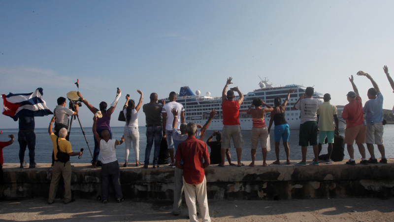 Историческо: Посрещнаха със сълзи и знамена първия американски круизен кораб в Куба (СНИМКИ/ВИДЕО)