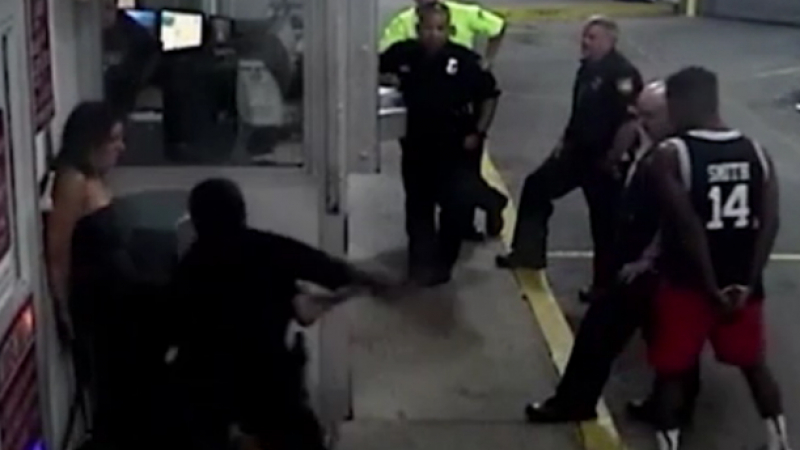 Шокиращо: Полицай преби жестоко жена, която има белезници на ръцете (ВИДЕО)