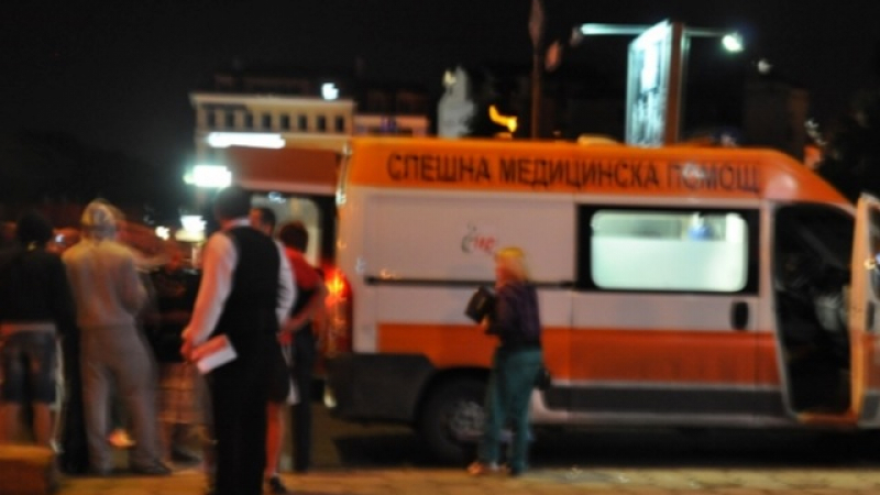 Сигнал в БЛИЦ: Жена счупи с главата си стъкло при катастрофа на автобус с кола