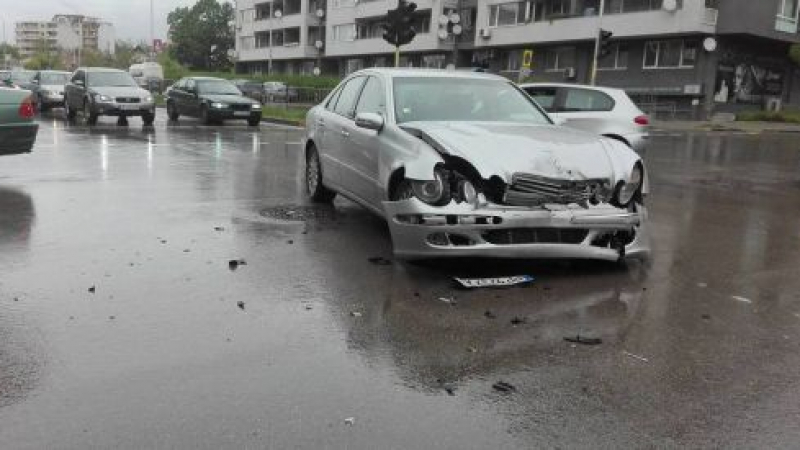 Пешеходка е в болница след верижна катастрофа във Варна (СНИМКИ)