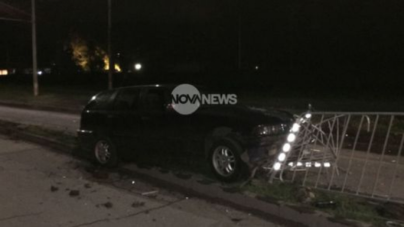Зрелищна каскада! Кола се заби в ограда на столичен булевард (СНИМКА)