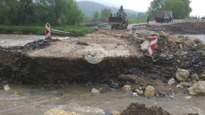 Бушуващата река Бързия затвори пътя Монтана-Берковица (СНИМКИ)