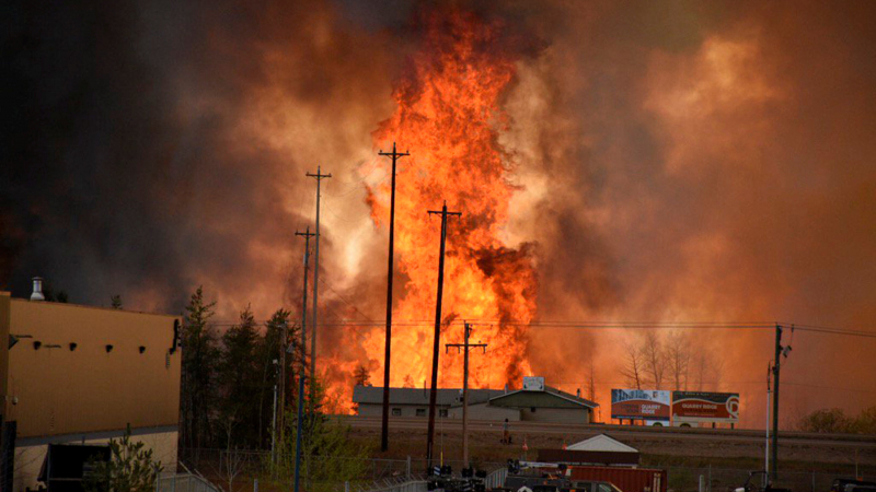 Адът в Албърта: Огнената паст се отвори за цял град, обявиха бедствено положение (СНИМКИ/ВИДЕО)