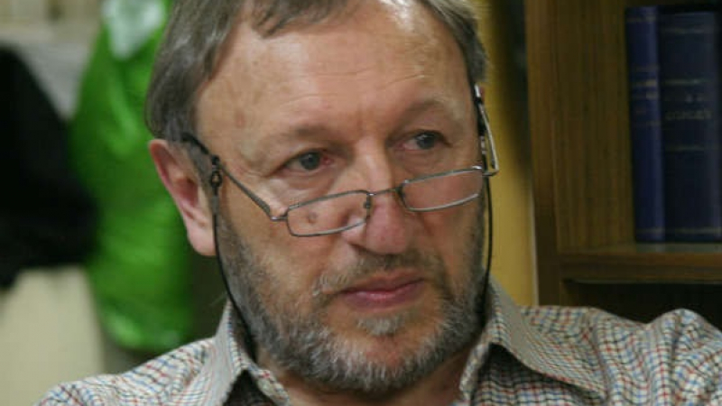 Сатирикът Сергей Трайков на 66 г.: Само политиците могат  да наблюдават спокойно как удавник се е хванал за сламка