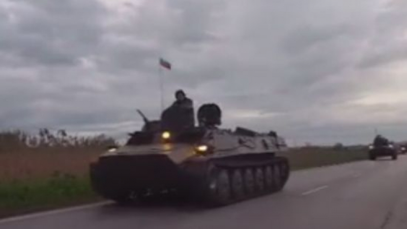 Сигнал в БЛИЦ: Читатели стреснати от танкове по пътя за Раднево (ВИДЕО)