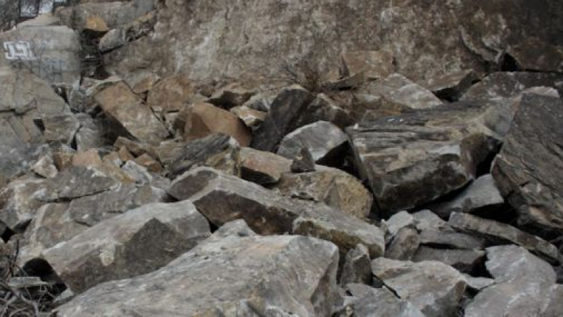 Скали затвориха пътя между Асеновград и Смолян