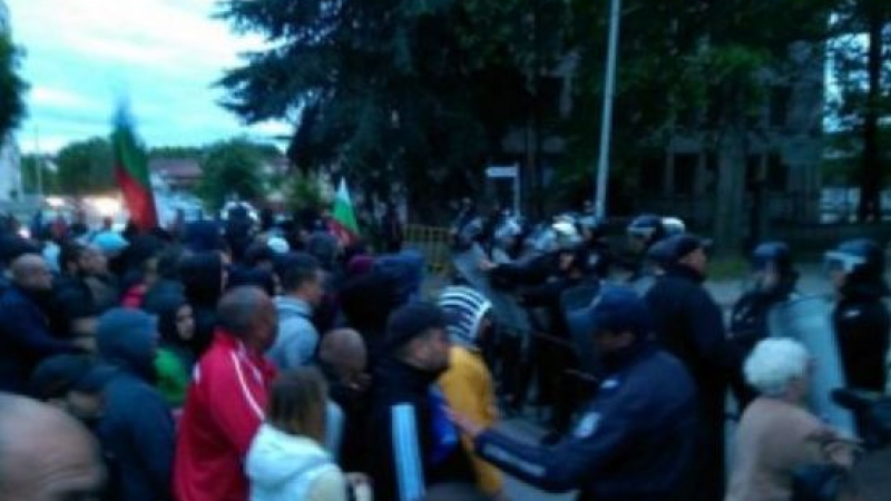 Завера: Заради Раднево готвят 3 бунта срещу цигани в София