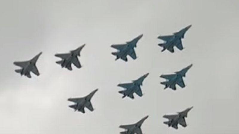 Бойни самолети кръжаха в небето над Москва! Ето каква е причината (ВИДЕО)