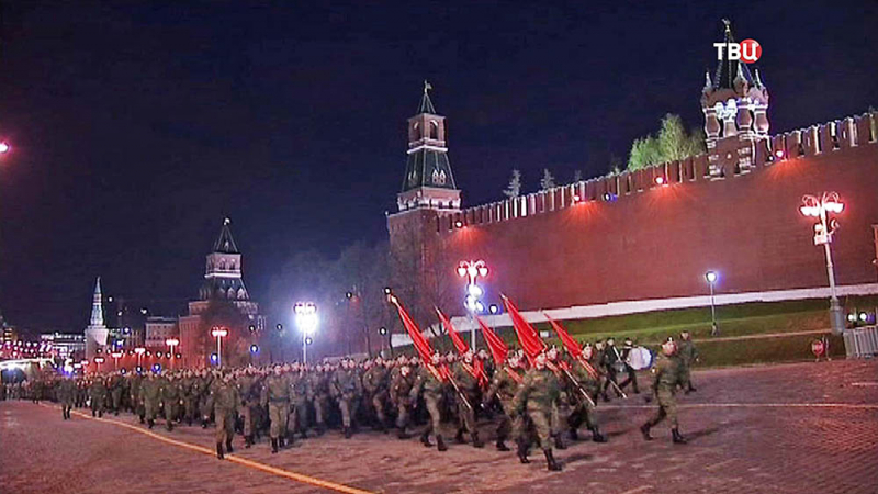 Знамената на Победата на Червения площад: Как премина нощната репетиция за Парада на Победата (ВИДЕО)  