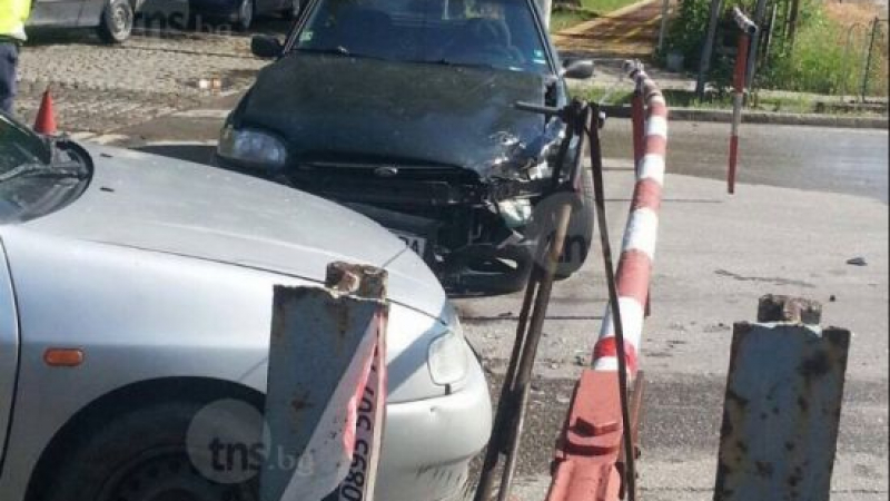 Жена е пострадала в автомелето при прелеза на &quot;Пещерско шосе&quot; в Пловдив (СНИМКИ)