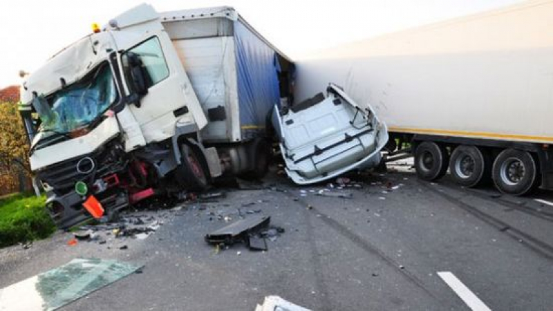 Българи пак гинат по пътищата! Жестока катастрофа с автобус и два камиона в Белгия уби нашенец