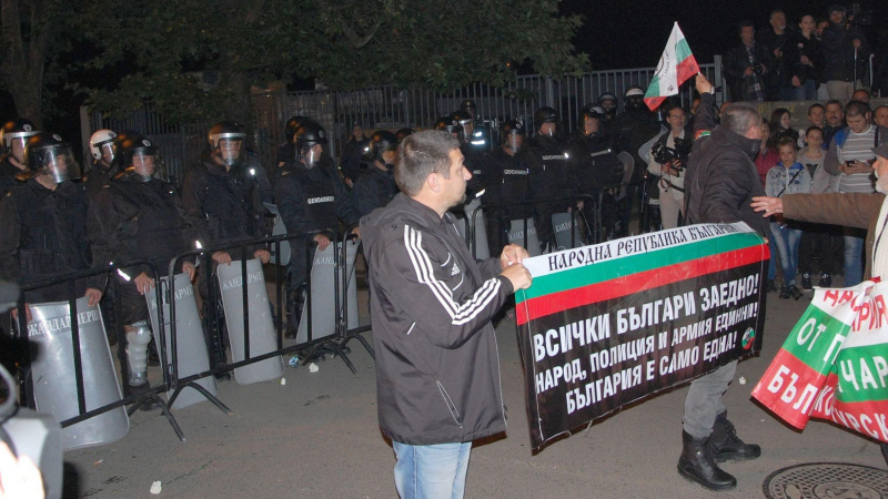 Протестът в Раднево приключи мирно, само със закани