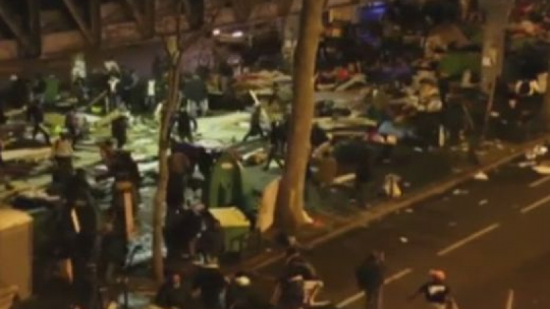 Страховито меле в Париж! Мигранти и доброволчески отряд се млатят с метални прътове и колове (ВИДЕО)
